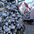 Pohon Natal yang Terbuat dari Kartu Ucapan
