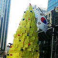 Pohon Natal yang Terbuat Dari Tumpukan Kardus