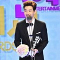 Henry Super Junior-M Raih Piala Male Rookie Award