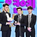 EXO Raih Piala Popularity Award - Singers