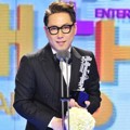 Yoon Jong Shin Raih Piala High Excellence Award - Music/Talk Show