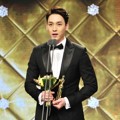 Choi Tae Joon Raih Piala Best New Actor/Actress