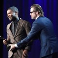 Brad Pitt Berikan Piala pada David Oyelowo