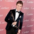 Eddie Redmayne Raih Piala Desert Palm Achievement Award - Actor