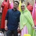 Ory Vitrio dan Oki Setiana Dewi di Butik OSD