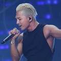 Taeyang Saat Tampil Nyanyikan 'Eyes, Nose, Lips'