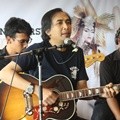 Penampilan Piyu Padi Saat Launching Album Indah Dewi Pertiwi Bertajuk 'Dejavu'