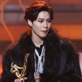 Taemin SHINee Raih Piala Popularity Award
