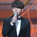 Woohyun Wakili Toheart Terima Piala Popularity Award