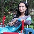 Atiqah Hasiholan di Lokasi Syuting Film 'Balada Anak Negeri dear Amitabh Bachchan'