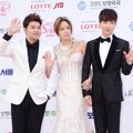 Jun Hyun Moo, Soyu Sistar dan Leeteuk Super Junior di Red Carpet Seoul Music Awards 2015