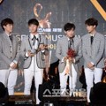 B1A4 Raih Piala Bonsang