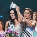 Gabriela Isler Sematkan Mahkota Miss Universe pada Paulina Vega