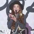 Sandara Park Wakili 2NE1 Terima Piala Song of The Year untuk Bulan Maret