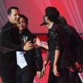 CJR Serahkan Piala Selebriti Pria Paling Fashionable pada Andhika Pratama