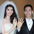 Olivia Pramaisella dan Baron Respati Menunjukkan Cincin di Jari Manis Mereka