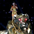 Katy Perry Tampil dengan Robot Harimau Raksasa