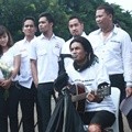 Charly Nyanyikan Lagu 'Maha Damai'