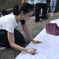 Atiqah Hasiholan Saat Demo di Gedung Kementerian Pariwisata