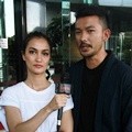 Atiqah Hasiholan dan Rio Dewanto Saat Demo di Gedung Kementerian Pariwisata