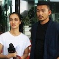 Atiqah Hasiholan dan Rio Dewanto Saat Demo di Gedung Kementerian Pariwisata