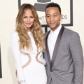 Chrissy Teigen dan John Legend di Red Carpet Grammy Awards 2015