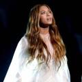 Beyonce Knowles Saat Nyanyikan Lagu 'Take My Hand'