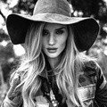 Rosie Huntington-Whiteley di Majalah Elle UK Edisi Februari 2015