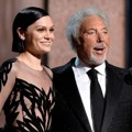 Jessie J dan Tom Jones Saat Nyanyikan Lagu Klasik 'You've Lost That Lovin' Feelin'