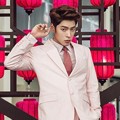 Hong Jong Hyun Berpose dengan Latar Belakang Lampion