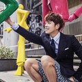 Hong Jong Hyun Bergaya dengan Patung Warna-Warni