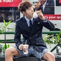 Gaya Hong Jong Hyun Saat Makan di Jalann Singapura
