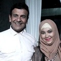 Mark Sungkar Bersama Istrinya Santi Asoka Mala