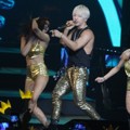 Aksi Panggung Taeyang di Konser 'RISE' Jakarta