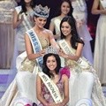 Rolene Strauss dan Maria Rahajeng Memasangkan Mahkota Miss Indonesia