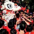 Anak-Anak Berikan Angpao pada Barongsai