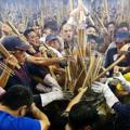 Orang-orang Berebut Menancapkan Dupa di Singapura