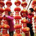 Anak-Anak Bermain Lampion di Perayaan Imlek 2015