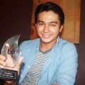 Deva Mahenra Raih Celebrity of the Year 2014 Show Biz Indonesia Award