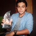 Deva Mahenra Raih Celebrity of the Year 2014 Show Biz Indonesia Award