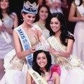 Rolene Strauss dan Maria Rahajeng Memasangkan Mahkota Miss Indonesia
