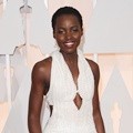 Lupita Nyong'o Kenakan Gaun dari Calvin Klein