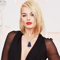Margot Robbie Cantik Serba Hitam dengan Gaun Saint Laurent