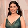 America Ferrera Kenakan Gaun Ombre dari Jenny Packham