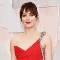 Dakota Johnson Mempesona dalam Balutan Gaun Saint Laurent