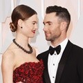 Behati Prinsloo Bersama Adam Levine