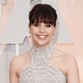 Felicity Jones Kenakan Gaun Silver dari Alexander McQueen