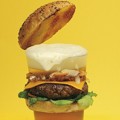 Burger yang Letaknya Mengelilingi Gelas Bir