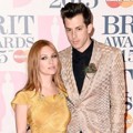 Josephine de La Baume dan Mark Ronson di Red Carpet BRIT Awards 2015
