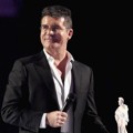 Simon Cowell Wakili One Direction Terima Piala British Video of the Year